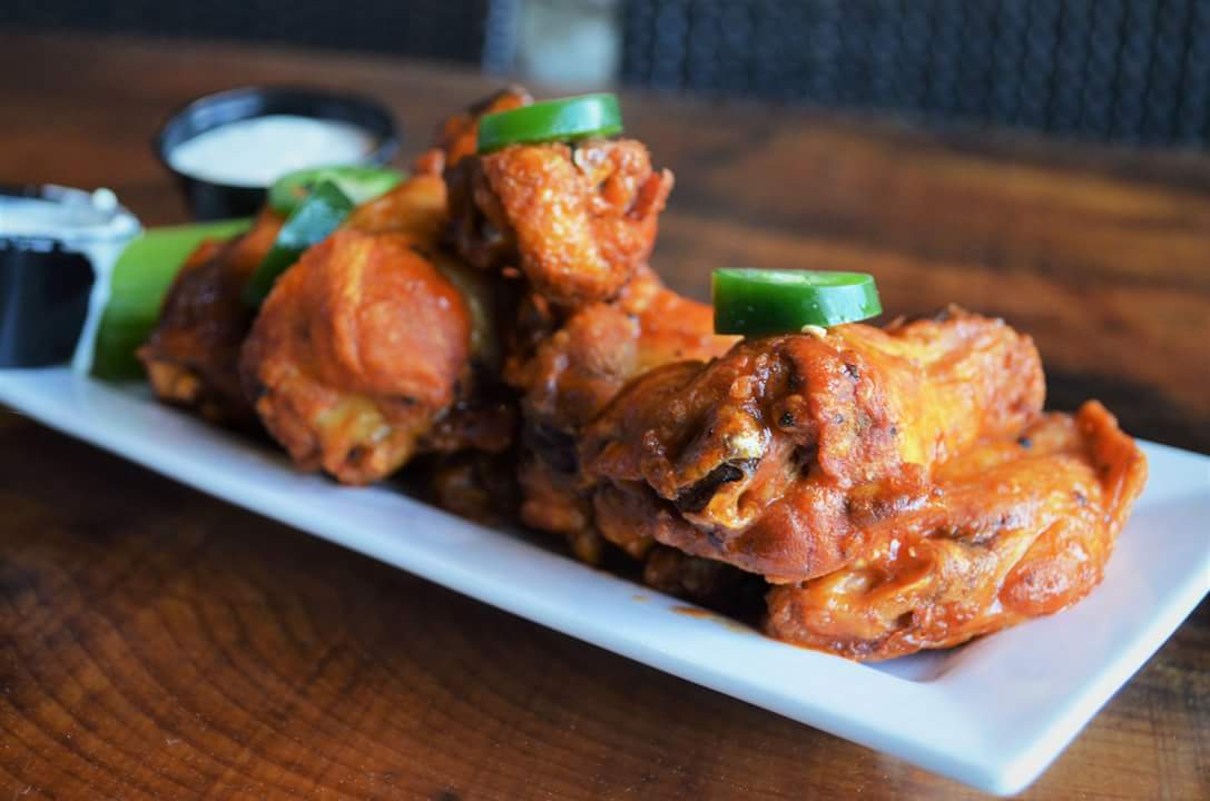 Bluewatermanor's tweet photo. Apps on Apps on Apps 🍴🍴🍴

#ChickenWings #Flatbread #PulledPorkNachos
#TavernOnTheLakeLG https://t.co/EBIsR2obUa