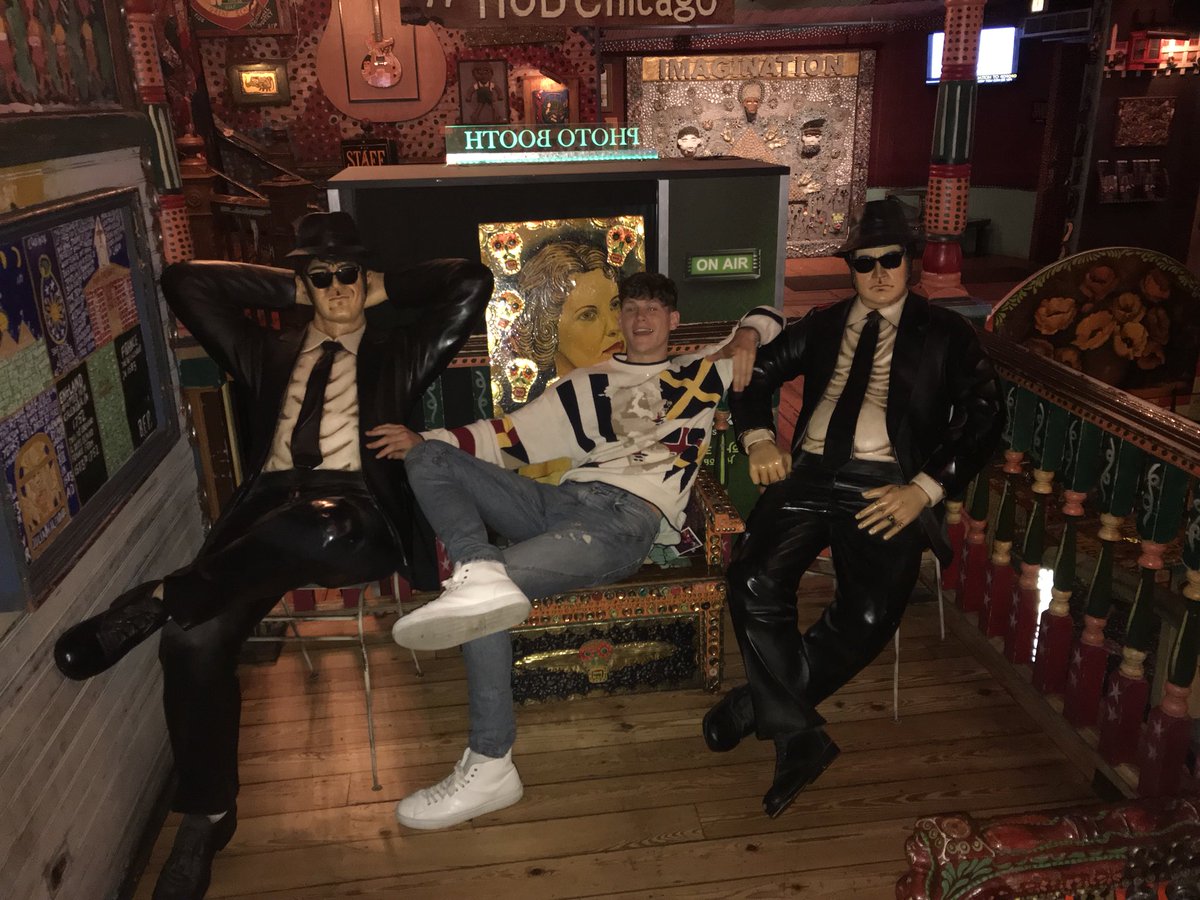 tnie_n_da_haus's tweet photo. Pre 21st celebration Brennan style! #minghincuisine #sake #Chinatown #yearofthebull @HOBChicago #guyking #lovintheblues https://t.co/ZOMnRQPLr5
