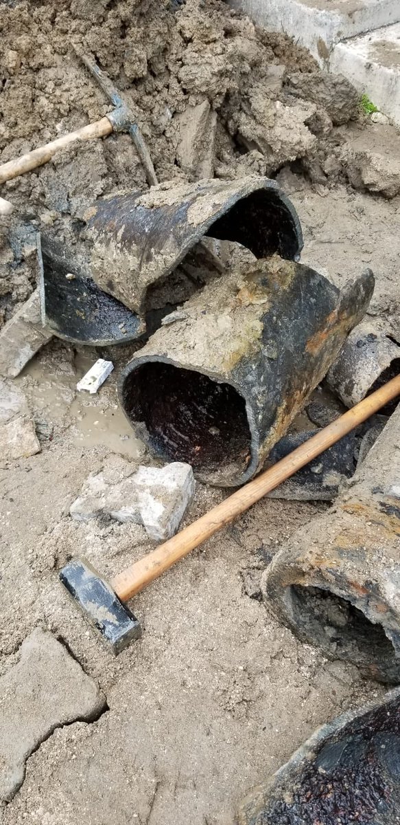 Mevcut su boruları tamamen bitmiş durumda. İşte bu nedenle seçime 1 gün kalsa bile o kazmayı vurup, alt yapıya gireceğim!