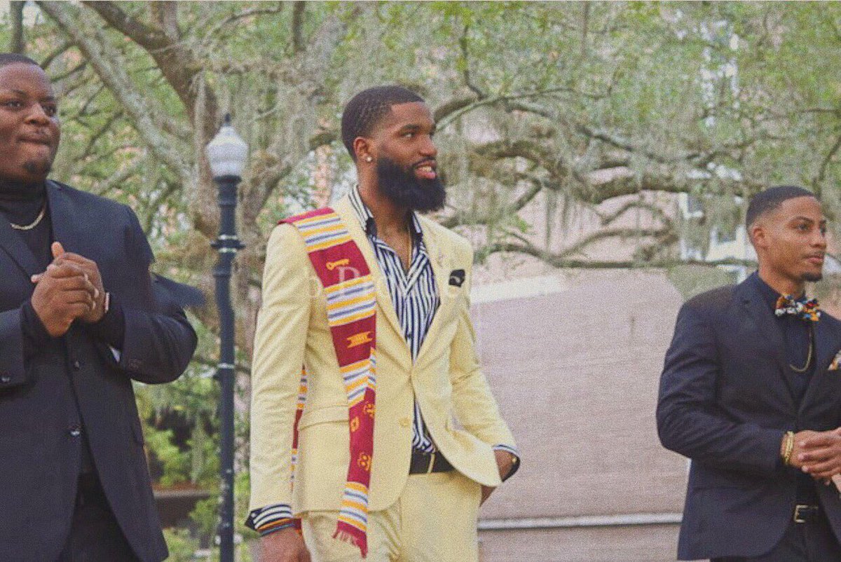 BeenHadKicks_'s tweet photo. Sit back and watch your sunrise
Kick back and know yo sons set
#Classof2018 #BlackMenGraduate #BlackMeninSuits #LifeStyleForever 👨🏽🎓✌🏽 https://t.co/uauTci2gke