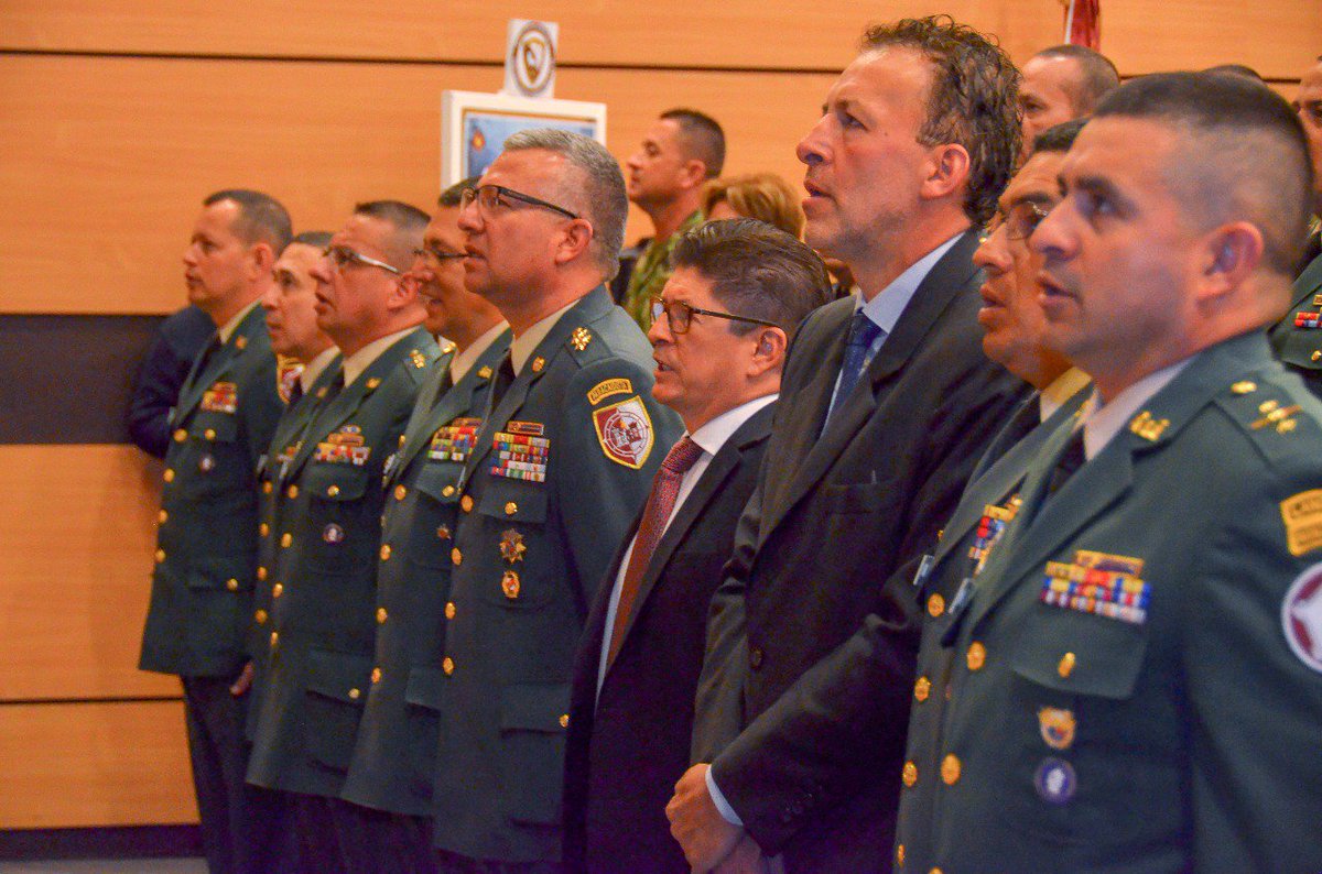 IDIGER's tweet photo. .@Bogotá agradece el reconocimiento 🎖 hecho por @COL_EJERCITO por el apoyo prestado en el fortalecimiento del equipo #USARCOL13 ¡Reducir el riesgo es nuestra mejor opción! https://t.co/14YJJHohEx
