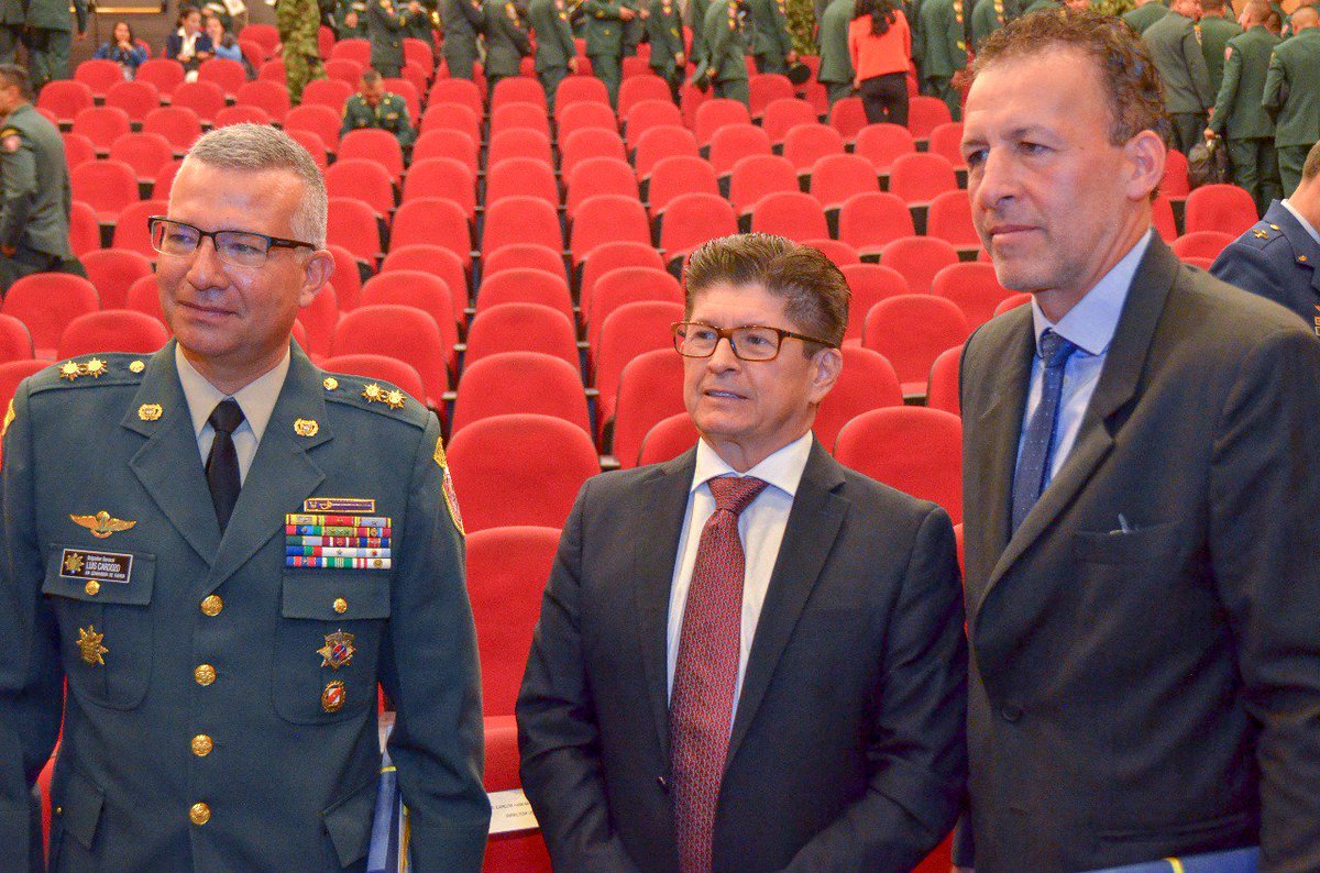 IDIGER's tweet photo. .@Bogotá agradece el reconocimiento 🎖 hecho por @COL_EJERCITO por el apoyo prestado en el fortalecimiento del equipo #USARCOL13 ¡Reducir el riesgo es nuestra mejor opción! https://t.co/14YJJHohEx