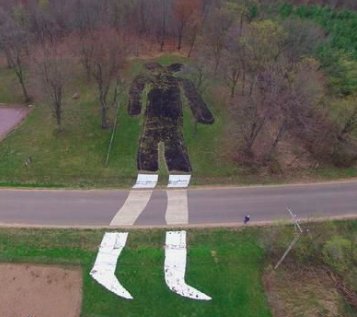 FabledFoxes's tweet photo. Man Mound, the only surviving prehistoric humanoid earthwork in North America. It was made ~1,000 years ago during the late Woodland Period in what is now known as Wisconsin! Unfortunately a road was constructed right through the middle of it in the late 1800's. https://t.co/mCCOzZ3WLy