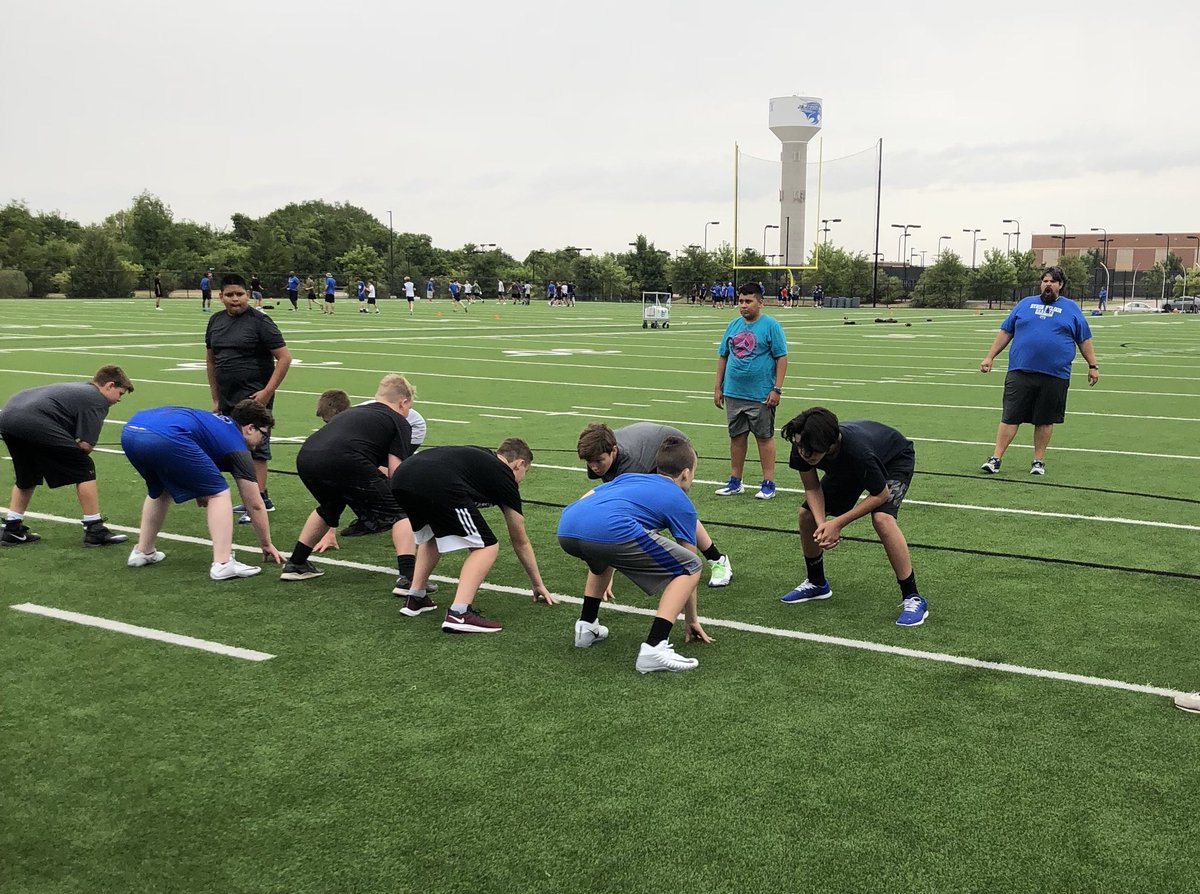 MedlinMustangs's tweet photo. First day of @BNHSFOOTBALL09 football camp!!! Offensive line getting it started up front... #FutureBobcats https://t.co/vFghn5Y8Ew