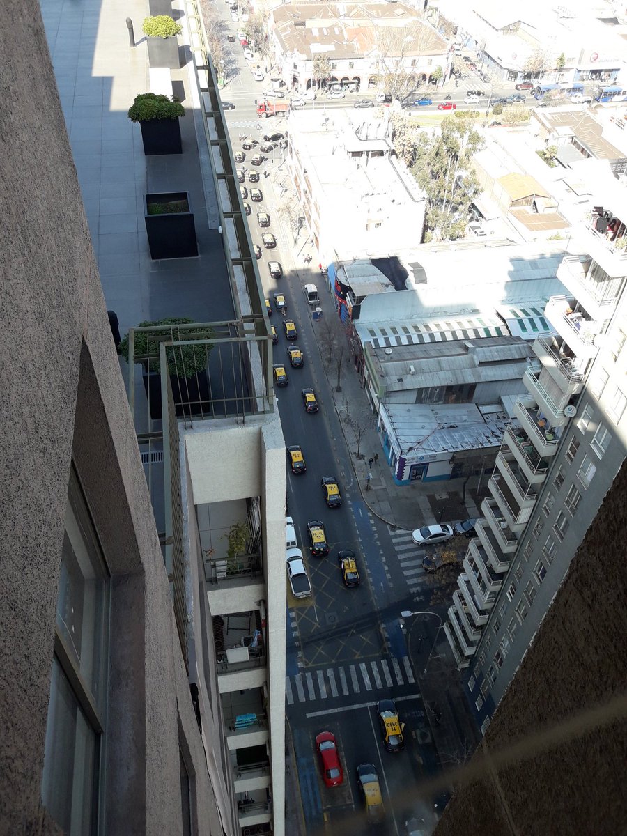 aguerojc's tweet photo. #taxis #huelgadetaxis 
Me asomo!!! Dios bocinas x todos lados.  #ParoTaxis #Santiago #Chile 
@Uber_Chile @Cabify_Chile https://t.co/yr3w3LZmPB