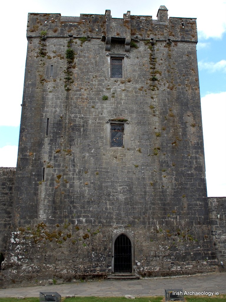 irarchaeology's tweet photo. The doorway into Dunguaire castle is protected by a box-machicolation which is located directly above it on the battlements. This defensive feature allowed the occupants to drop stones or boiling water/oil down on any attackers trying to break down the door in https://t.co/jOV7lAT1rO