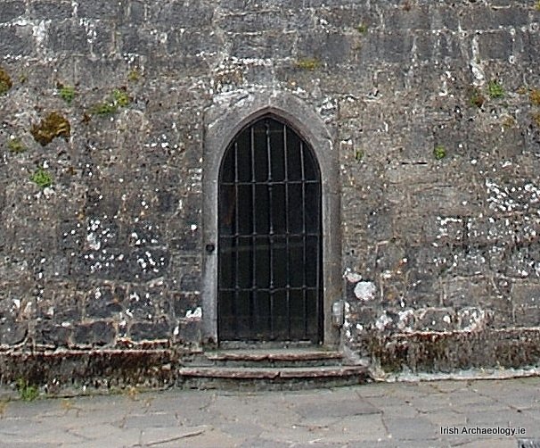irarchaeology's tweet photo. The doorway into Dunguaire castle is protected by a box-machicolation which is located directly above it on the battlements. This defensive feature allowed the occupants to drop stones or boiling water/oil down on any attackers trying to break down the door in https://t.co/jOV7lAT1rO