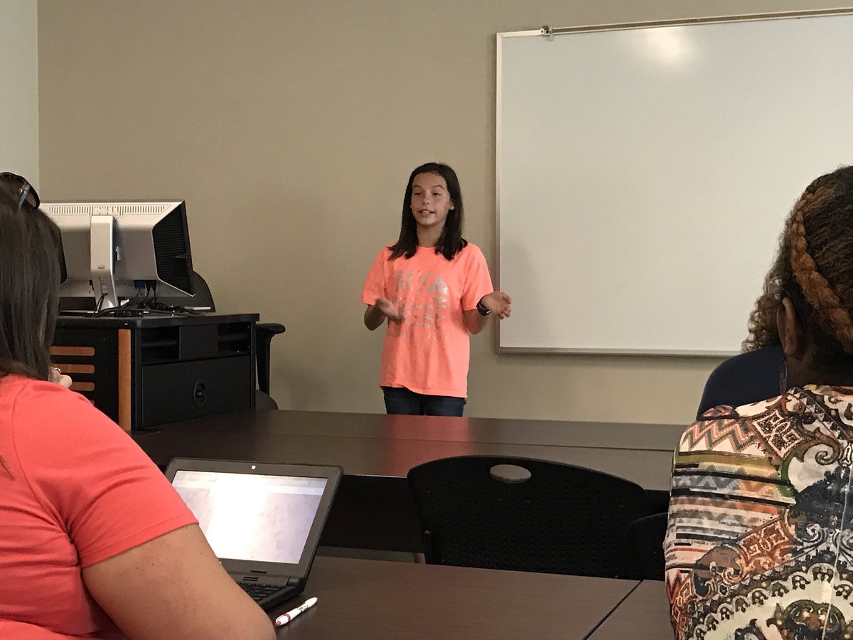 AnnetteLSapp's tweet photo. Learning why students love Book Creator with @gracieB_Learner #TMKY18 https://t.co/Wmdk3EUerY