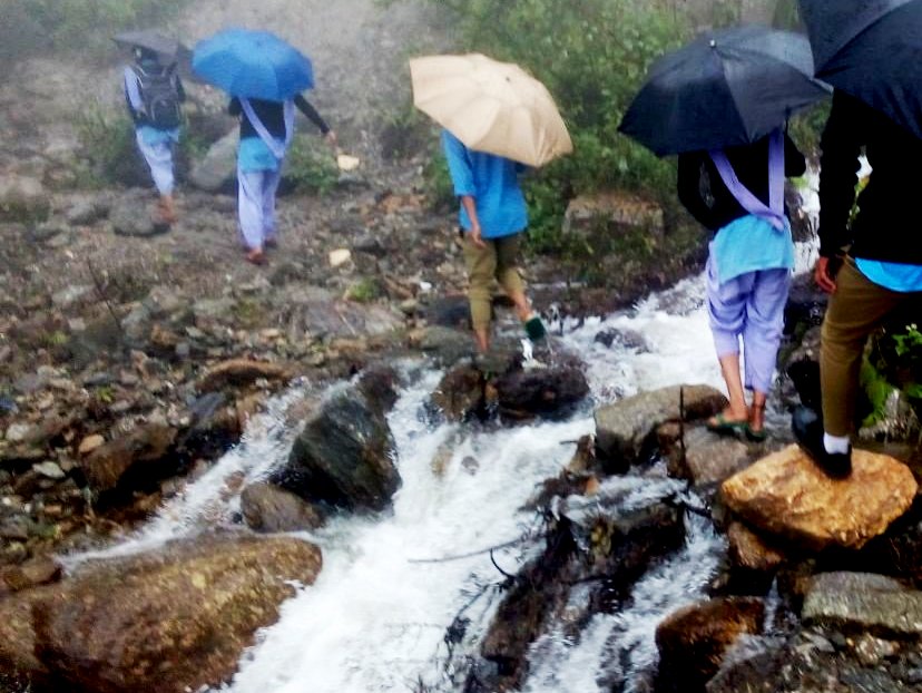 EconomicTimes's tweet photo. #Pithoragarh: Students from #Munsyari's #Bothi village risk lives to reach their school in Uchhaiti after the roads on the route were damaged due to #landslides following heavy #rains in #Uttarakhand (Pics:ANI) https://t.co/xp7bE4vz5L