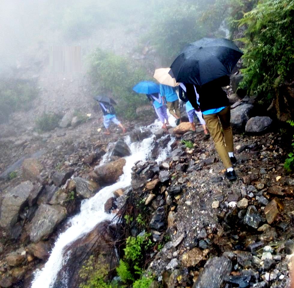 EconomicTimes's tweet photo. #Pithoragarh: Students from #Munsyari's #Bothi village risk lives to reach their school in Uchhaiti after the roads on the route were damaged due to #landslides following heavy #rains in #Uttarakhand (Pics:ANI) https://t.co/xp7bE4vz5L