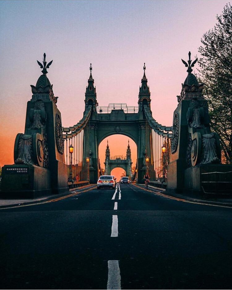 Perfect #sunset view over the #Hammersmith Bridge!
Be our guest at The Diplomat Hotel & collect your #London memories ✨.
.
.
.
.
.
.
#TheDiplomatHotel #love #followback #amazing #instagramers #smile #look  #picoftheday  #ifollowme #bestoftheday #follow #style #swag #tweegram