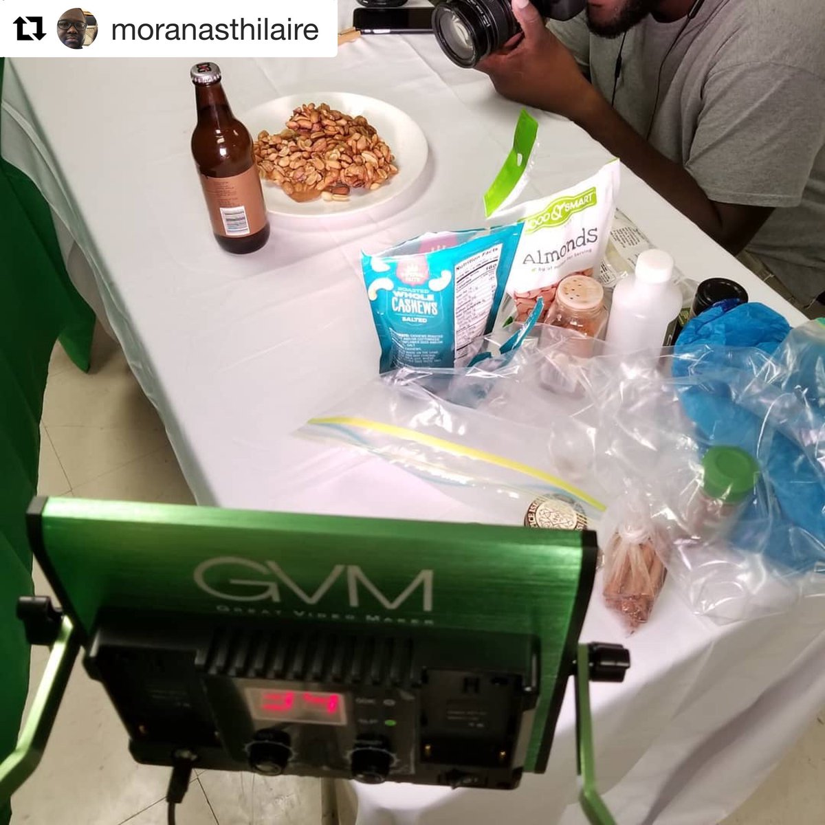 @moranasthilaire recently uploaded this #BTS pic from a gig in which he used our #GvmLed 480LS #BiColor #Light panel to light up a scene! #Ledlight #lightpanel #bicolorlight #greatvideomaker #gvmlight #gvm