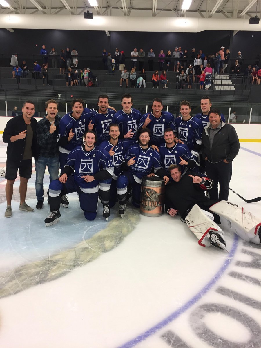 CharlesLalande_'s tweet image. Lundi soir, à 20h, des joueurs se disputent la victoire. Quelques bières gardées au frais pour l'après-match. 

La CILS #Hockey est une ligue de garage comme une autre. 

Oui, mais non.

@miktam52 

bit.ly/2vpWDID