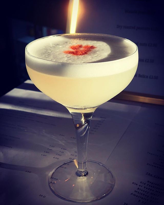 michaels_den's tweet photo. Happy Hour! 17:30-19:30
2 for £10 on all cocktails 
5 for £15 on corona
2 for £15 on medium house wine £10 off on prosecco bottles https://t.co/1yH1p7tWrv https://t.co/AQ4Jh3HxpJ