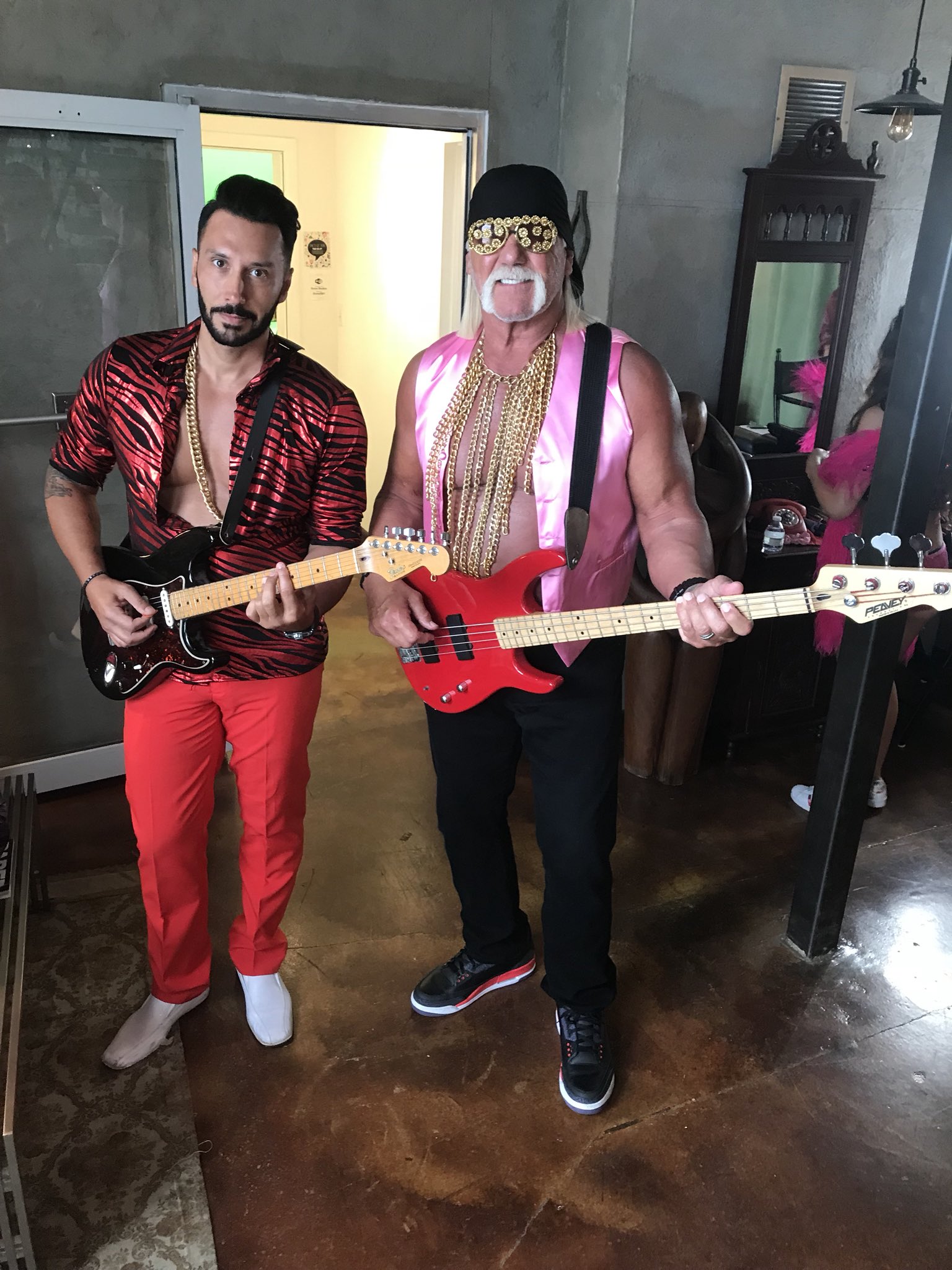realistisk skygge Pigment Hulk Hogan on Twitter: "So @CedricGervais needed a bass player so we're  taking this show to the top brother. HH #miami #Hulkamania #music  #behindthescenes https://t.co/XTvvoi8Reg" / Twitter