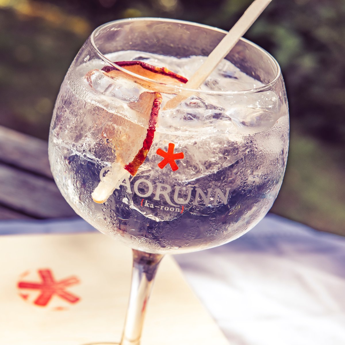 Caorunn, fizzing tonic, ice, red apple and good friends is all you need to start your week with a sparkle.

#InternationalFriendshipDay.
