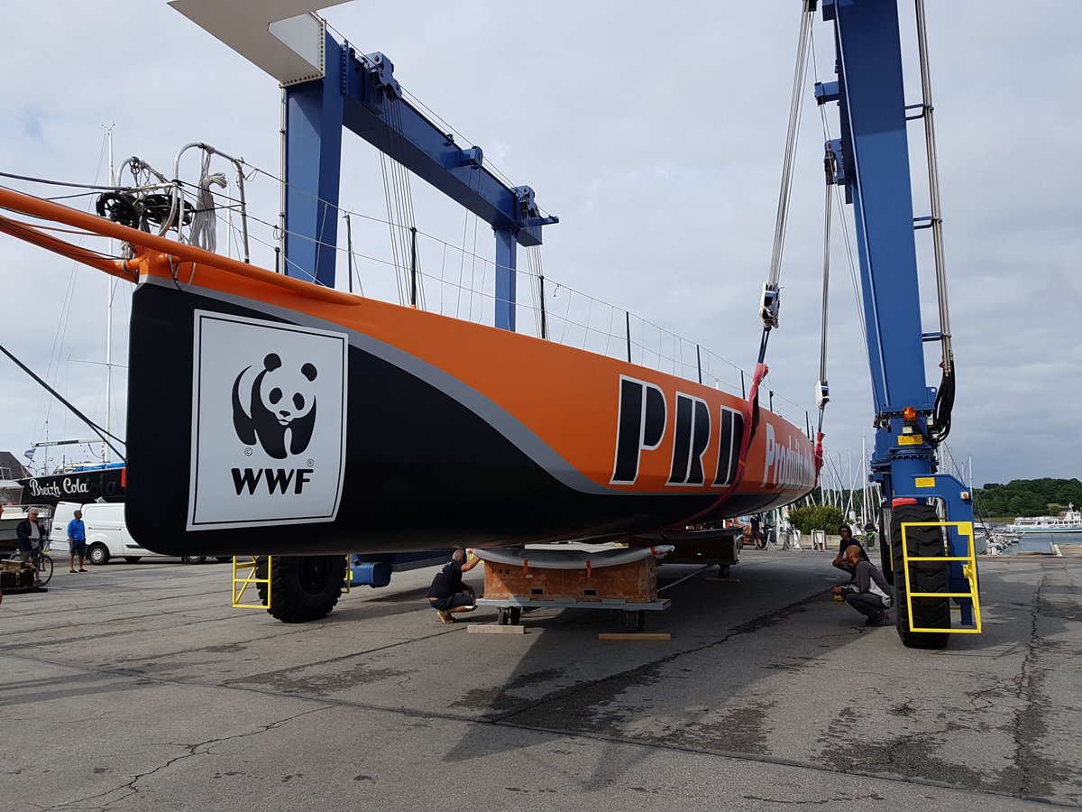 Vincent_Riou's tweet photo. [mise à l'eau ]  Un grand jour ! 🤩Content de remettre à l'eau mon #PRB pour @routedurhum Patience encore qqs jours avant de découvrir ses foils... Par contre vs pouvez voir le nouveau logo à l'étrave @WWFFrance On vs en dit plus en septembre avec Isabelle Autissier 😉 https://t.co/R5EFzGCBOr