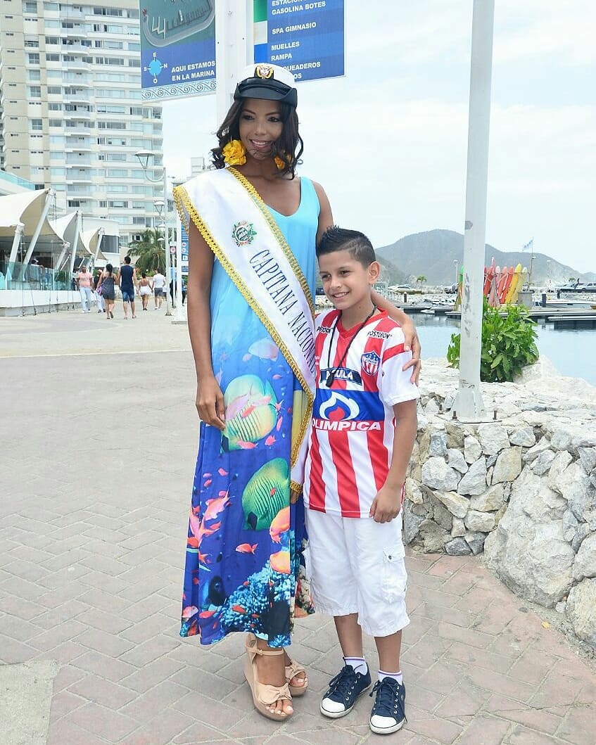 FiestaDelMarSM's tweet photo. En estos momentos la Capitana Nacional del Mar 2018 comparte con los samarios, que la reciben con sonrisas como la nueva embajadora del Mar, Kely Puerta #CapitanaNacionalDelMar

Diseños @mariapaulamaking

Distribuidora @karinsastore https://t.co/Oz5AYxvXKA