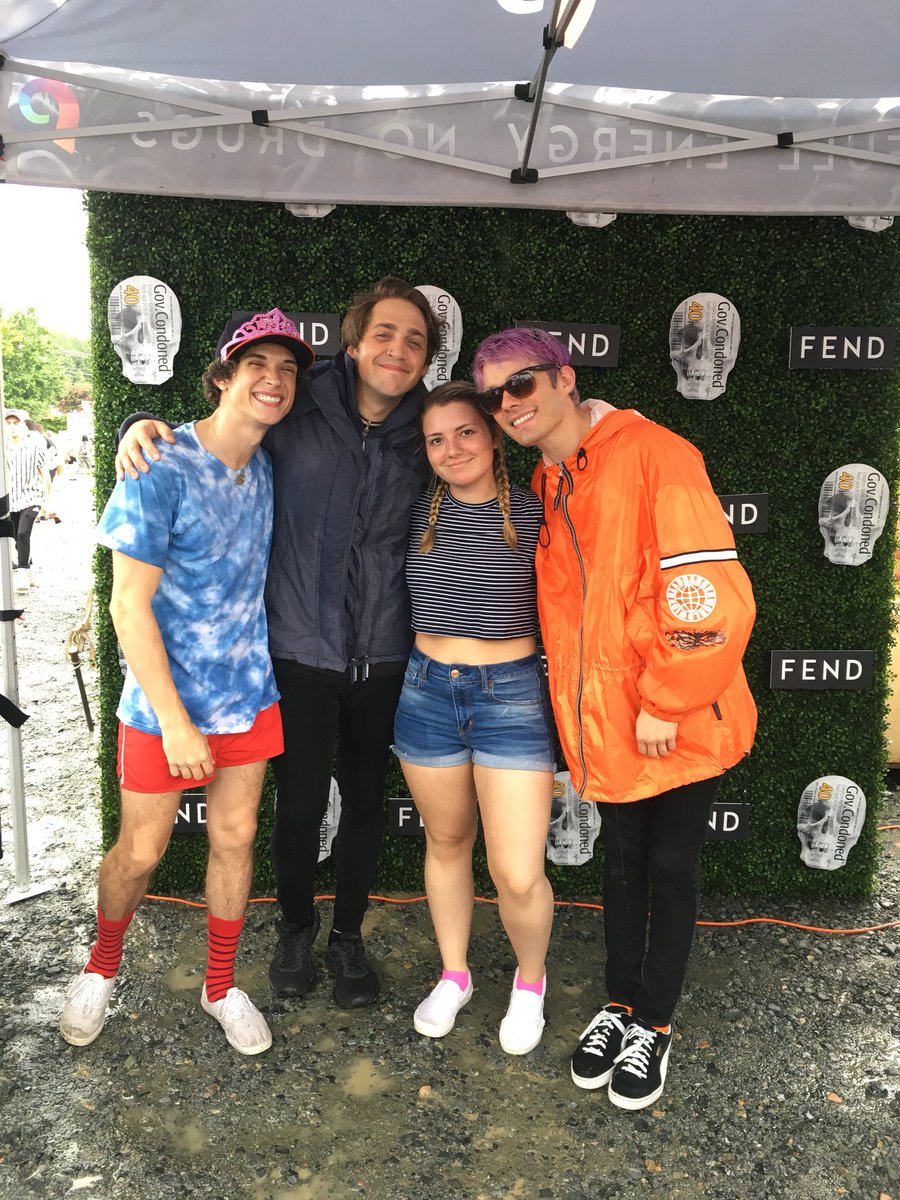 yungbludbabe's tweet photo. I LOVE WATERPARKS WITH MY ENTIRE HEART I’M SO HAPPY https://t.co/TPeydNi5dw