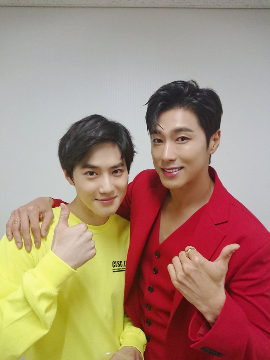 SMTOWNGLOBAL's tweet photo. #SMTOWN_LIVE_2018_IN_OSAKA 🙆🏻‍♂️🙆🏻
_
대기실에서 콘서트를 준비하는 아티스트의 모습 👀😍 #수호 #유노윤호 #시우민 #유타 #루나 함께 보시죠!➡️
_
#SMTOWN #SUHO #U_Know #XIUMIN #YUTA #LUNA #SMmakesIT #MAKEsIT https://t.co/0XmdqrTr6e