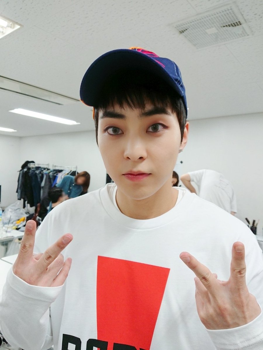 SMTOWNGLOBAL's tweet photo. #SMTOWN_LIVE_2018_IN_OSAKA 🙆🏻‍♂️🙆🏻
_
대기실에서 콘서트를 준비하는 아티스트의 모습 👀😍 #수호 #유노윤호 #시우민 #유타 #루나 함께 보시죠!➡️
_
#SMTOWN #SUHO #U_Know #XIUMIN #YUTA #LUNA #SMmakesIT #MAKEsIT https://t.co/0XmdqrTr6e