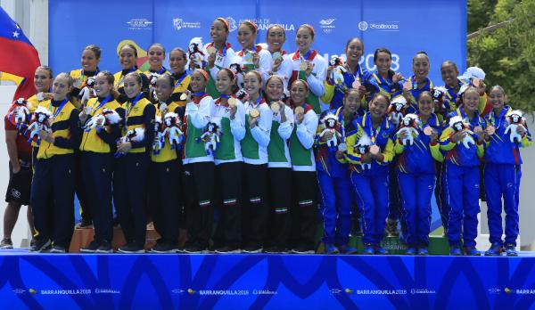 EFEdeportes's tweet photo. El nado sincronizado de nuevo hizo gala de belleza, destreza y elegancia, principalmente de los equipos de México, Colombia y Venezuela que este lunes ganaron las medallas de oro, plata y bronce, respectivamente. https://t.co/2PahrosyiU #EFEenBarranquilla #Barranquilla2018 #EFEem https://t.co/kFK9JcUTAf