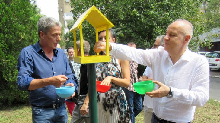SlavicaPlavsic's tweet image. #Gradonačelnik Beograda Prof. dr Zaran Radoičić! Poražavajuće! Strašno. Oni retki koji su ostali u zemlji  hrane vrapce i pričaju koliko su žvakaće gume štetne za iste(vrapce). Alo doktore Radoijčiću...školovan si i stručan da lečiš decu. A sa vrapcima može bilo ko. Tužno , jadn0