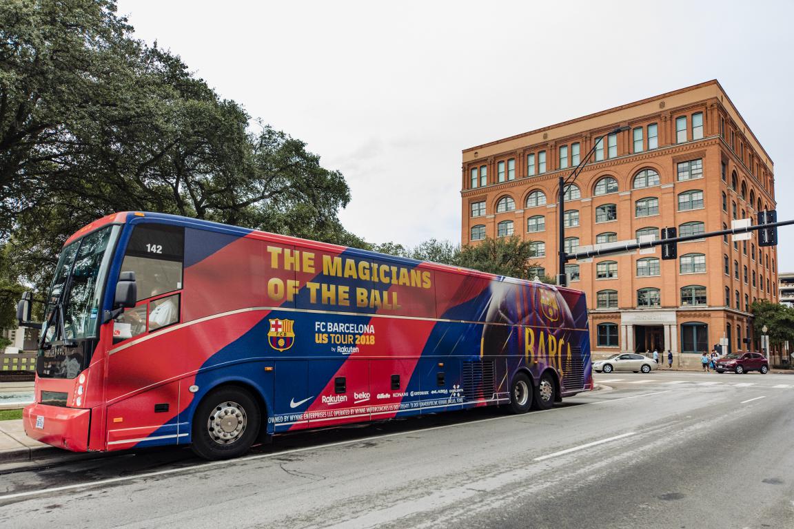 Клубный автобус фк ростов. Автобус акрон тольятти. Брендирование футбольного автобуса. Фк bus эмблема. Автобус фк факел.