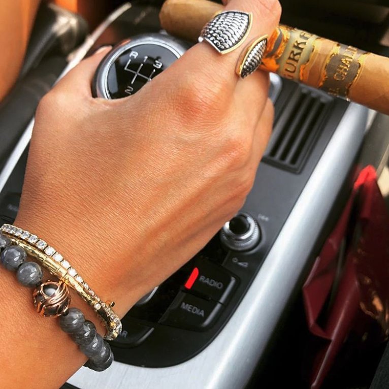 WH_Studio's tweet image. Shifting into Monday mode. We love when badass women rock our jewelry, like the Moonlight bracelet in this elevated #wriststack. Photos from William Henry's Canada Manager, Steve Turac, and Andra Meow. Shop the look - bit.ly/2vkpe1J #iamwilliamhenry #mensjewelry