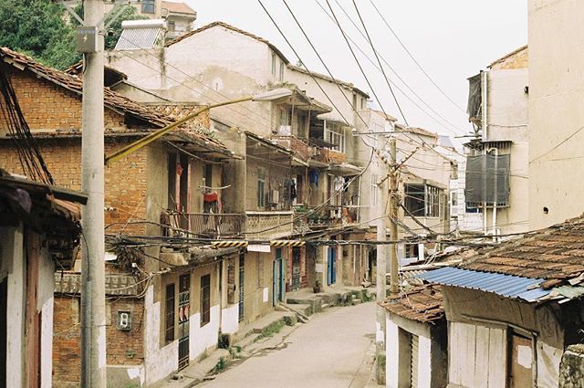 imaxweller's tweet photo. #🏘
.
#武汉 #江夏 #纸坊 #龙井路 #胶片武汉
#longjingroad #zhifang #jiangxia #wuhan
#explorewuhan #imaxwellerexplorewuhan
#canonae1 #film #kodakfilm #kodakcolorplus200
#imaxweller20180707 https://t.co/jTbMxW7PAe https://t.co/KuOwOBC9b8