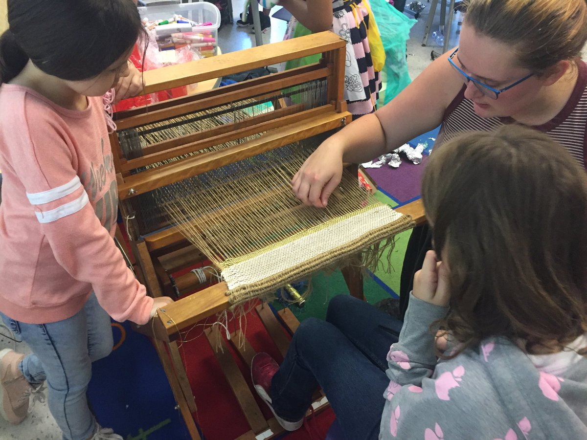 EnrichmentWeeks's tweet image. Learning how to weave textiles at Dr Weeks Summer Academy #SCSDEnrichment #DrWeeksSCSD #SCSDSummerLearning