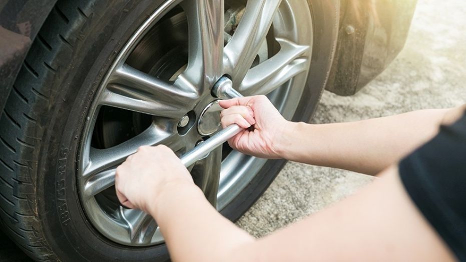 CollierGoodyear's tweet image. You should leave most #carrepairs to the #professionals, but a new study found that many #Americans don't even know #basic car care. fxn.ws/2KfWqlx
