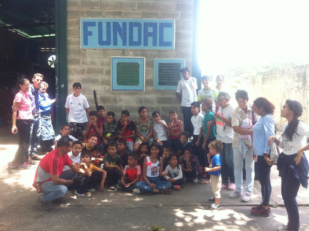 AraguaRecicla's tweet photo. Niños de la Urb.Girardot realizaron visita a la #PlantadeReciclaje de #FUNDAC. Durante la Actividad recibieron información y participaron en una divertida dinámica de #clasificacióndeResiduos culminando con la siembra de árboles en el sector https://t.co/ZmZ4y7Pwct