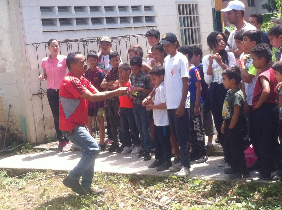 AraguaRecicla's tweet photo. Niños de la Urb.Girardot realizaron visita a la #PlantadeReciclaje de #FUNDAC. Durante la Actividad recibieron información y participaron en una divertida dinámica de #clasificacióndeResiduos culminando con la siembra de árboles en el sector #AraguaRecicla https://t.co/yyh47RwkZu