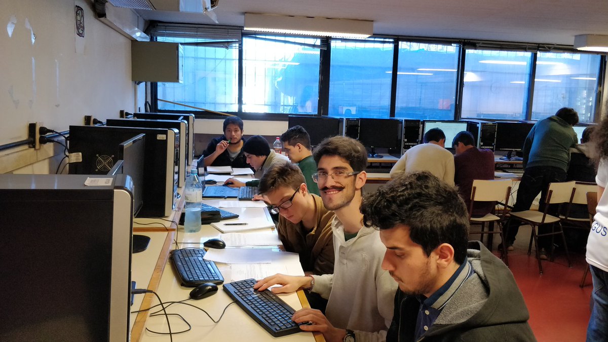 icpc_unr's tweet image. Los equipos de la UNR entrenándose en el Training Camp 2018!!