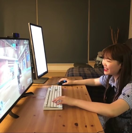 Eğer biri Lee Suhyun’un bilgisayar oyunları oynadığını söylerse, yalan söylüyordur. (Önemli işlerle meşgul olduğum doğru.)