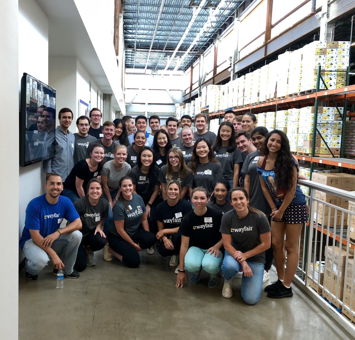 katiejonesbc's tweet photo. volunteering at @Gr8BosFoodBank is always so rewarding. a group of 40 @wayfair interns spent their day sorting and packaging food for those in need! thank you for having us!! 🍞🍲🥙🍎🧂🤝 https://t.co/eoTtIomStZ