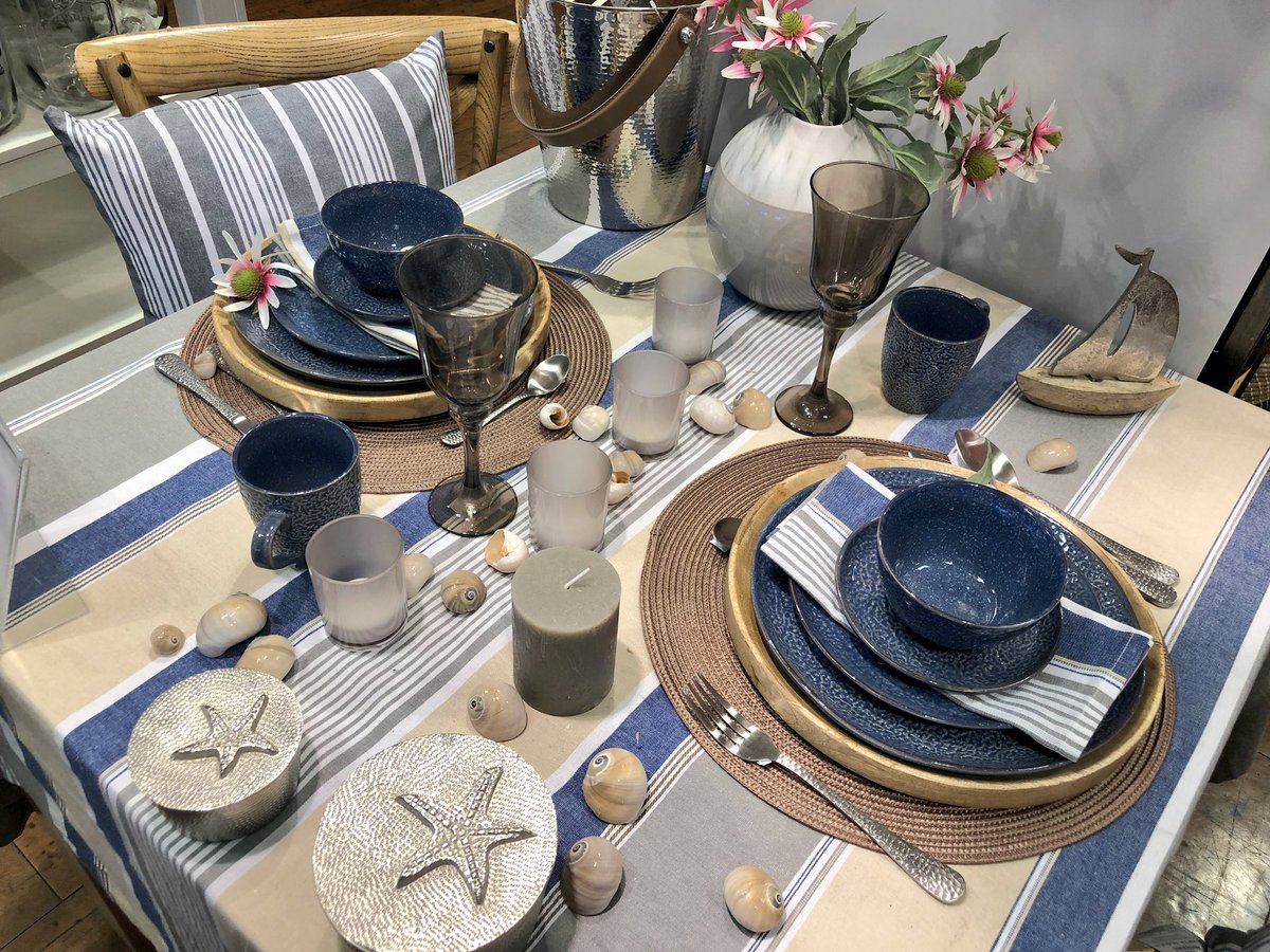 haruka_tajima's tweet photo. インテリア雑貨を売るBUTLERSの店内で展開されていたテーブルコーディネート。とてもお洒落で勉強になります🙏ドイツに住んでいたらこのままたくさん買って帰りたかった。。

#LeipzigTravel #HiddenLeipzig https://t.co/JNfooNoYCQ