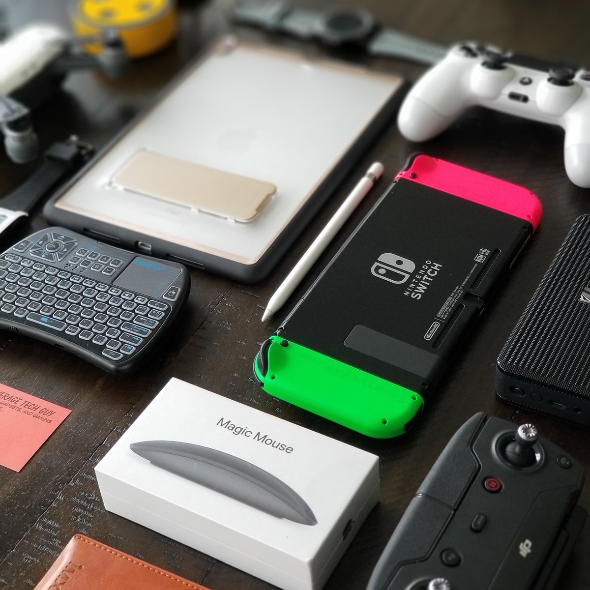 AvgTechGuy885's tweet image. Guess what my next YouTube video will be about???🤔🤔🤔 Hint: it&apos;s the only one still in the box...
Youtube.com/c/nickfagans 
#averagetechguy 
#unboxingfun