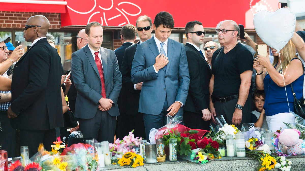 CTVToronto's tweet photo. 'We need to be there for each other': Trudeau speaks at memorial for Danforth victims https://t.co/uNdz1MwyfQ https://t.co/pgvpQmltT5