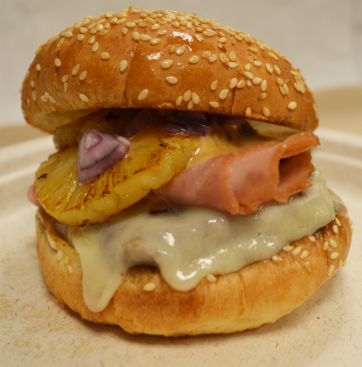 UNHDining's tweet photo. Try the NEW Hawaiian Burger at #unioncourt! Grilled pineapple, ham, Swiss cheese, red onion and honey ginger dressing! #yum 😍🍔 https://t.co/1jV8Z84ucY