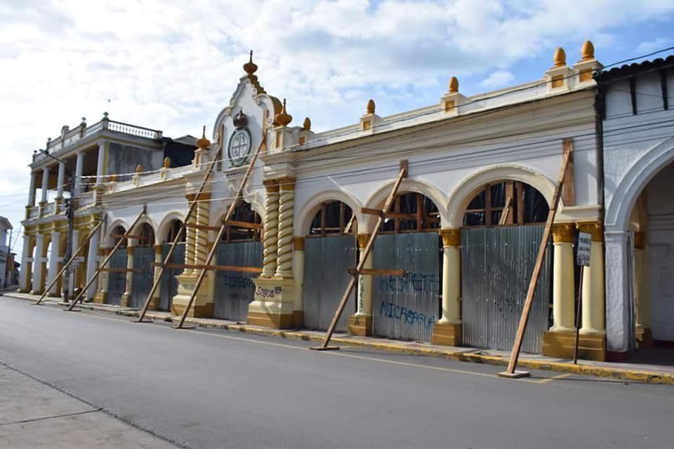 Canal6Nicaragua's tweet photo. #EnGranada Inician reparaciones del palacio municipal, luego de ser quemado 🔥 por los Golpistas #NicaraguaQuierePaz https://t.co/6p2VvKU1Gb