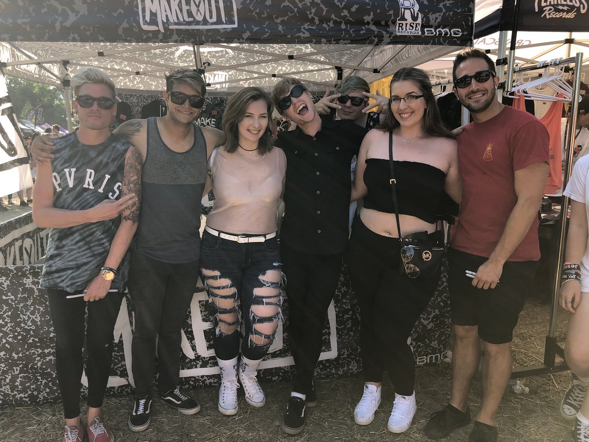 sky_dxmn's tweet photo. It was a good Sunday 🌞 I met simple plan !! 😝 https://t.co/lO7guefn9R