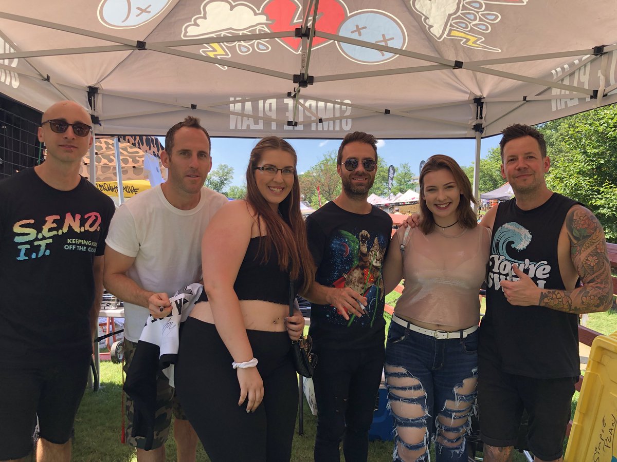 sky_dxmn's tweet photo. It was a good Sunday 🌞 I met simple plan !! 😝 https://t.co/lO7guefn9R