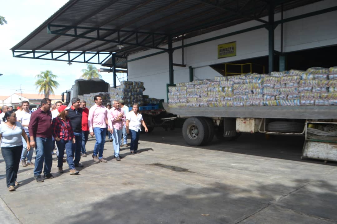 Gob_Guarico's tweet photo. #Sepa || El Gobernador @josemvasquez junto a la Viceministra Agricultura Productiva Tibisay León inspeccionaron Planta Procesadora de arroz #COGOYAL en Calabozo #Miranda. En esta planta aproximadamente a diario son distribuidas 380 toneladas de arroz ||
#SoyGuárico #EnCuerpoYAlma https://t.co/ztfTnPGrGt