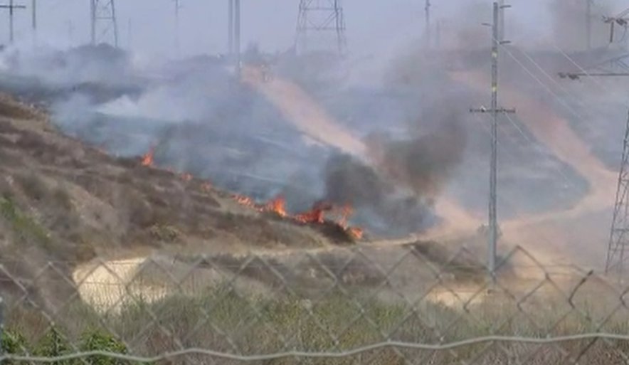 Mario_Escovedo's tweet photo. #BREAKING : @SDFD knocking down a brush fire near 805 North and Noble as fire burns on @MCASMiramarCA @MiramarFireDept . The fire started near electrical wires. @MoniqueNews8 https://t.co/2inwX5q39w