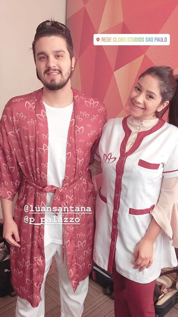 Luan com admiradora nos bastidores dos estúdios da Rede Globo, em São Paulo.