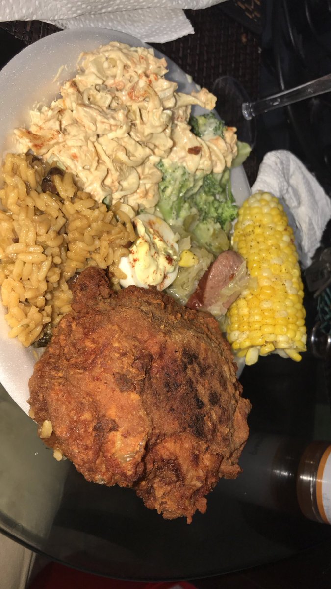 Whitmadeittoo's tweet photo. When having other chef friends pays off. #ChefTae ft: fried chicken, corn on the cob, tuna and macaroni salad, Rice and beans, broccoli and cheese, deviled eggs and Cabbage with Sausage. Along with shots, mimosas and daiquiris. ❤️🙌🏾 https://t.co/8nhEafse7Q