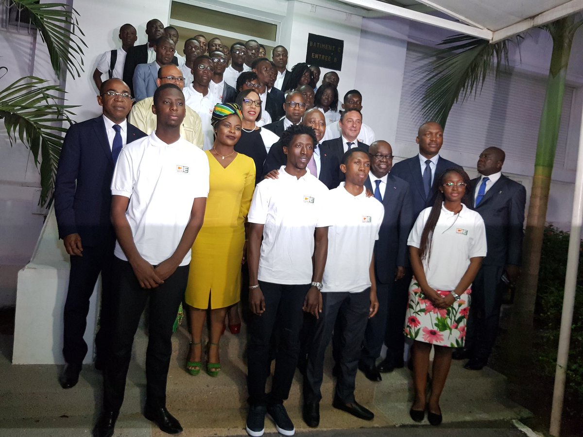CIEofficiel's tweet photo. Photo de famille 🙂😉👌
#HackathonCIE2018 @Totemexperience @JklAbidjan #Civ #Abidjan #Innovation #Digital https://t.co/AMuhrER2NZ