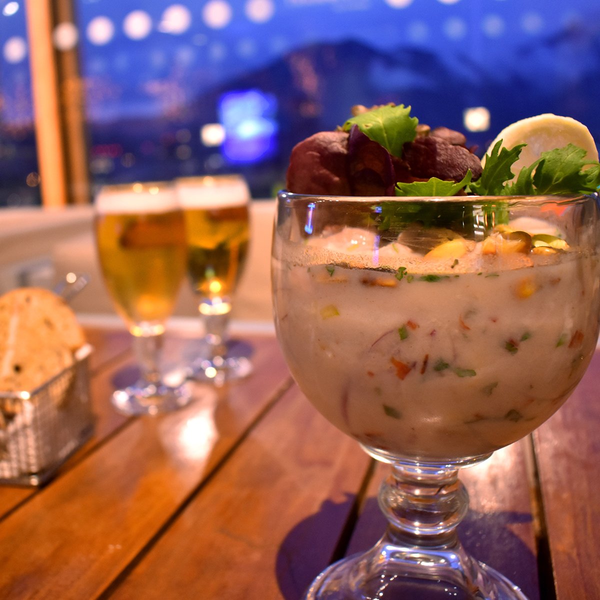 #FelizLunes de #AfterOffice en Tramonto Bar 
Deléitate con un renovado y exquisito menú, junto al fabuloso ambiente que ofrece la mejor terraza del sector oriente de Santiago
Hoy en promoción: Fussion Nikei: Sellado del Mar + 2 Pisco Sour 
+ información en tramontobar.cl